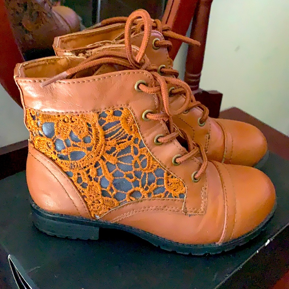 Brown girls decorated boot